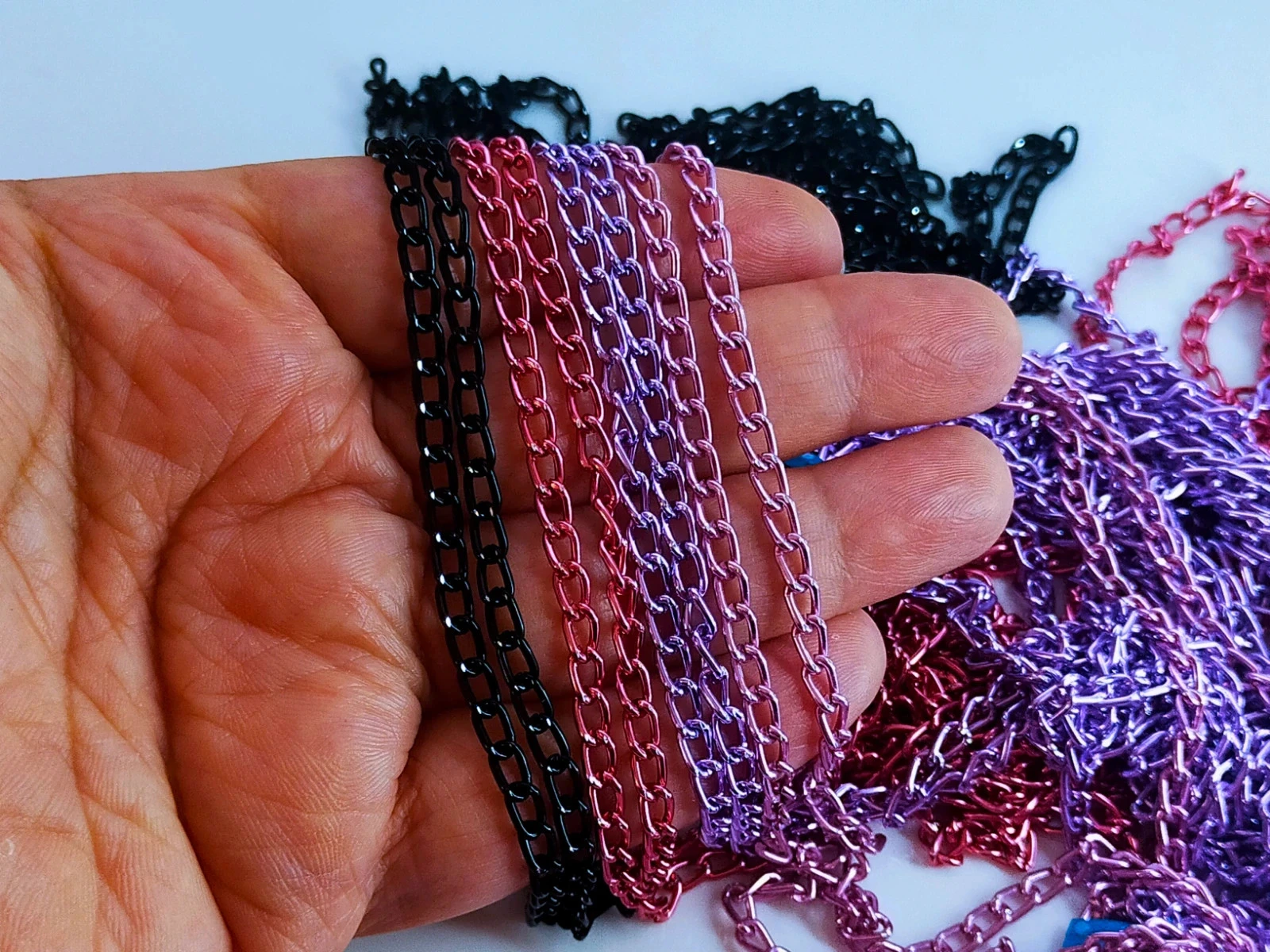 20 mètres de chaine violette, rose, noire et rouge Lot n°6740 – photo 3